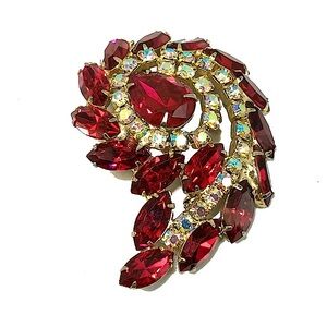 A VINTAGE RHINESTONE BROOCH REDS, AURORA BOREALIS